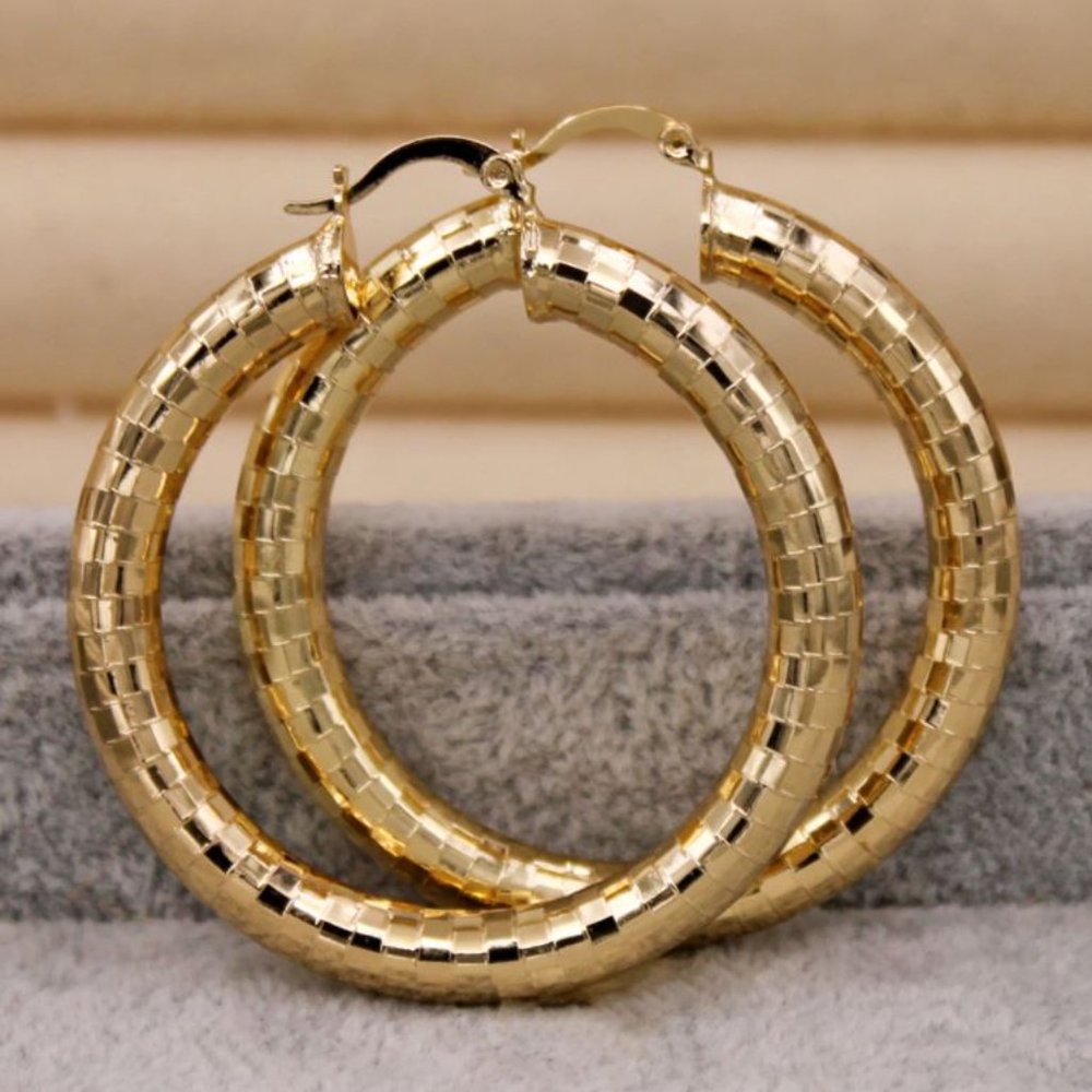 NEW 18K Gold Big Vintage Hoop Textured Drop Earrings 2 inch Hoops - Picture 2 of 7